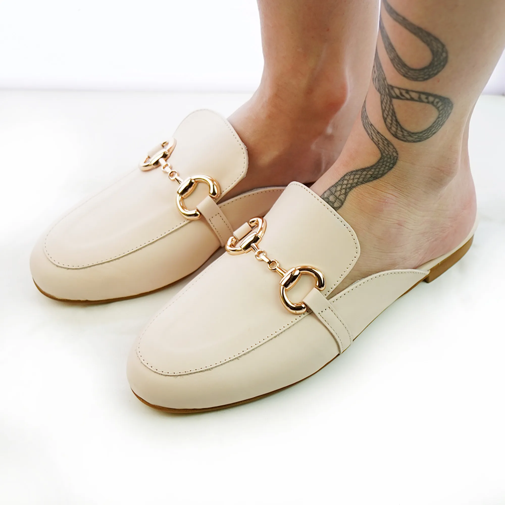 Sabot in nappa con morsetto colore beige